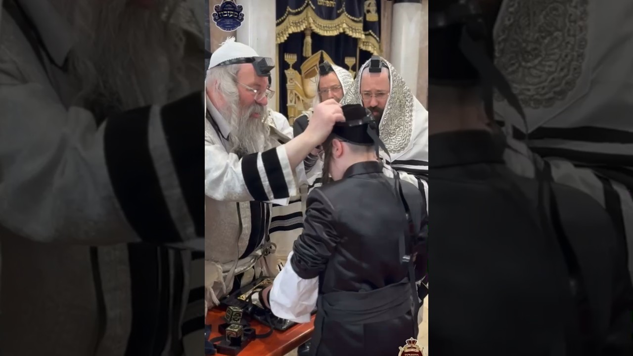 כ״ק האדמו״ר מראחוב בהנחת תפילין לנכדו בן לבנו כ״ק האדמו״ר ממעזבוז