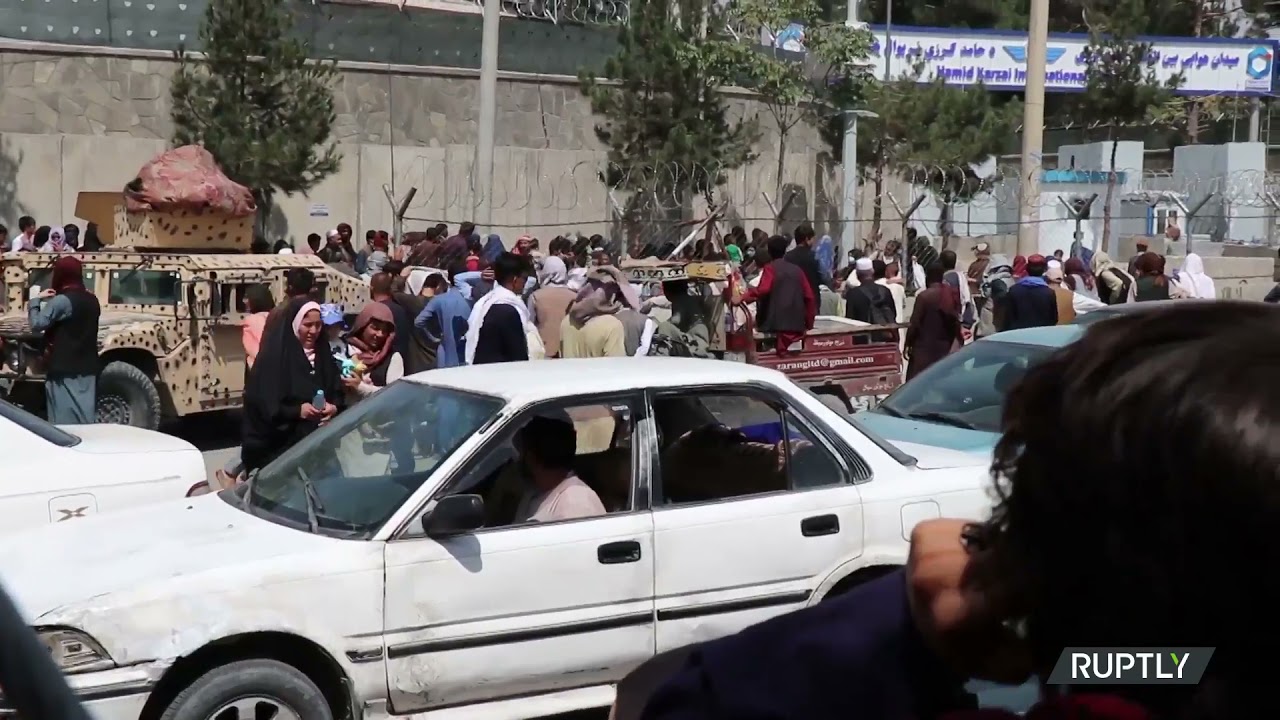 Afghanistan: Crowds continue to gather outside Kabul airport as thousands hope to flee country
