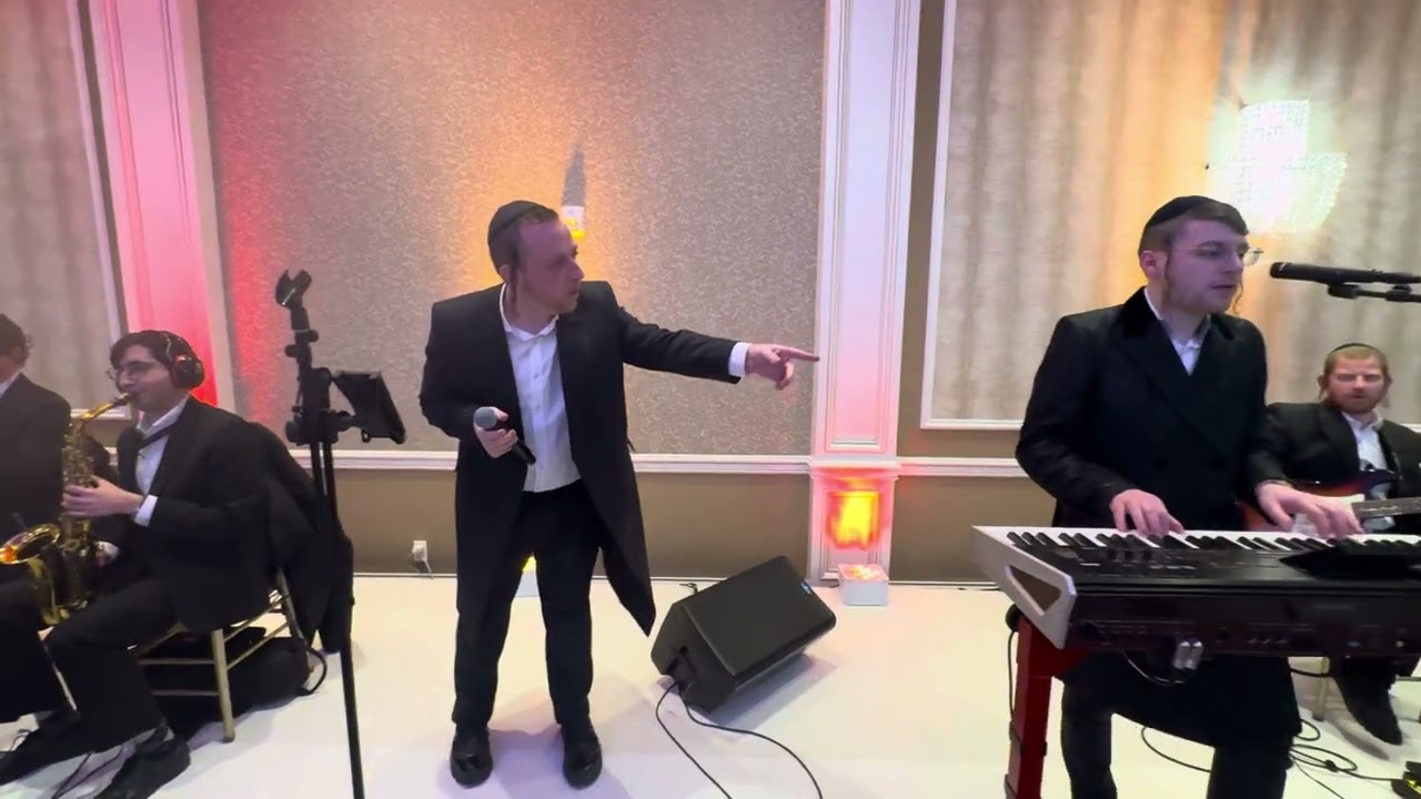 Chesky Schwartz on the keys & Sruly Green