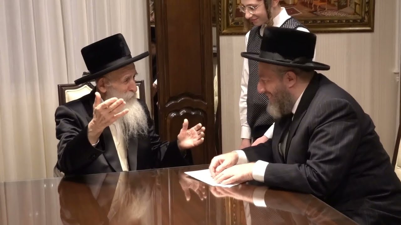 הרה"צ רבי עזרא פרידלענדער בן האדמו"ר מליסקא בביקור אצל האדמו"ר מבית חיים יהושע לקראת הבר מצוה לבנו