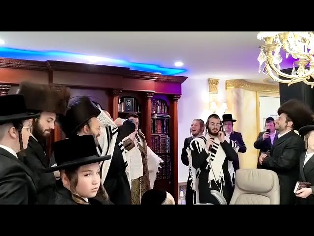 תפילה מיט שמחה  ישיבה אור השבת ד'אשוואר בהנהלת פינחס מרדכי גאלד אין יואלי ווייס