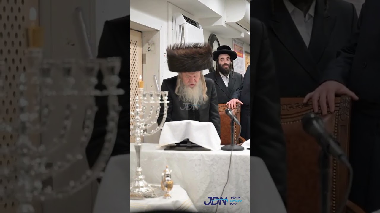 האדמו"ר מצאנז זמיגראד ביי הדלקת נרות חנוכה אין קרית יואל