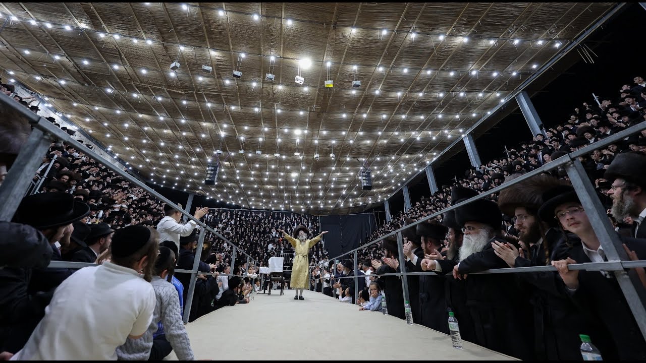 הגה"צ רבי אלימלך בידערמאן ביים שמחת בית השואבה אין ירושלים