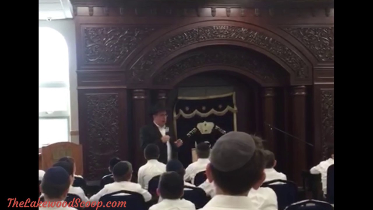 Reb Shaya Tesser speaks to 5th graders at YTT