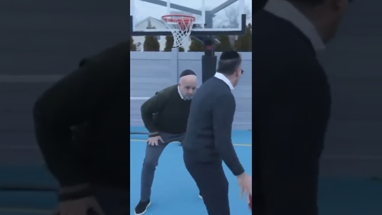 מנחם טוקר במשחק כדורסל עם יעקב שוואקי