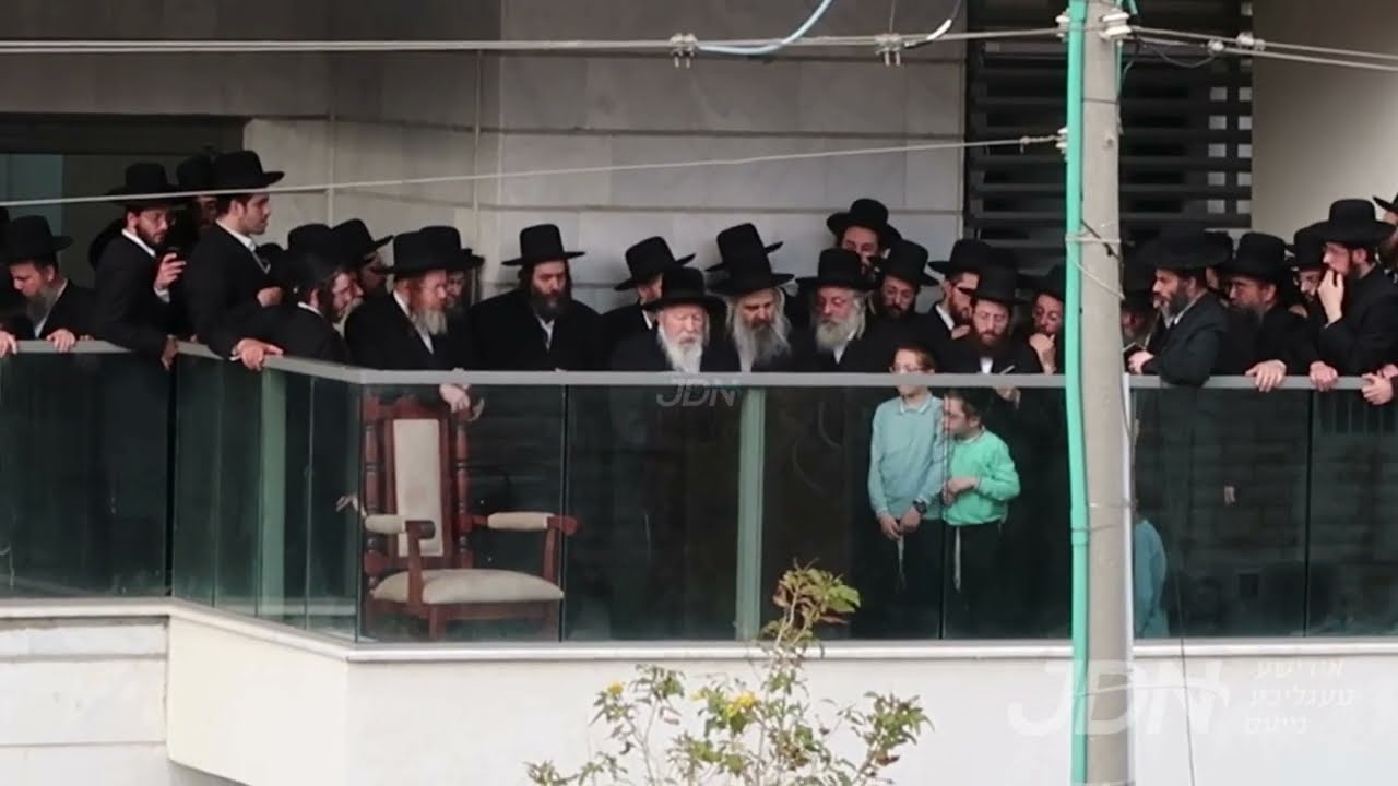 האדמו"ר מגור ביי די לוויה פון זיין שוועגערין מרת ווייץ ע"ה אין אשדוד