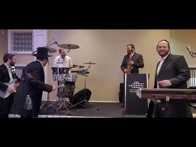 קלמי שווארץ מקפיץ בחתונה עם הקלידן מוטי ברייער על הסקספון דוד הלר