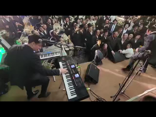 ליפא שמעלצער ויולי דיקמן ברגעים של התעלות בשמחת בית השואבה