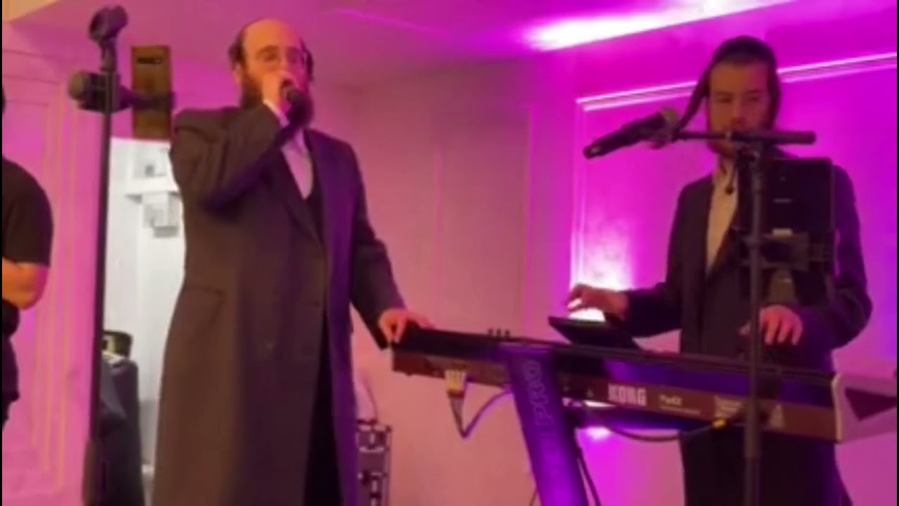 שמילי שטיינמץ עם הקלידן בני ברנדסדופר