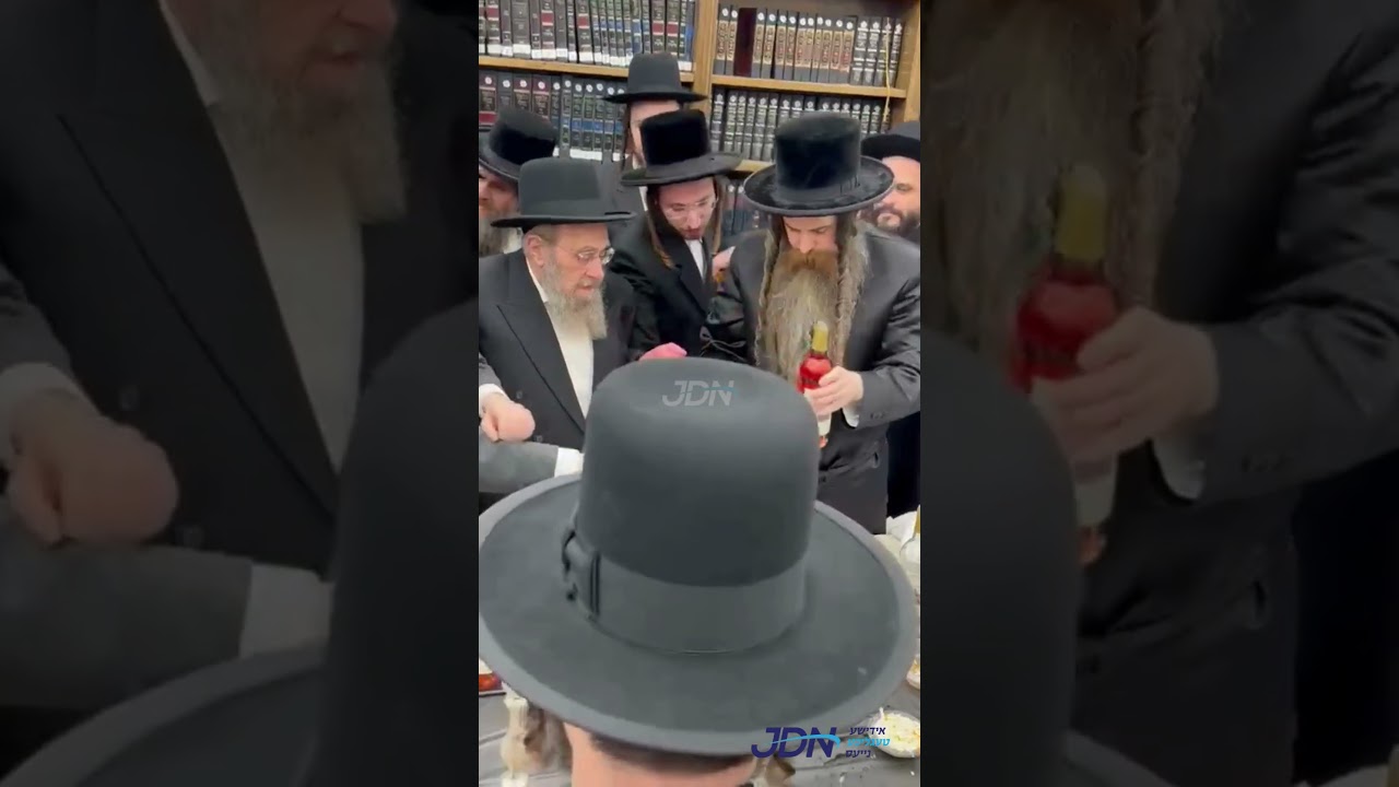 האדמו"ר מאמשינאוו ארה"ב ביים טיילן כוס של ברה מיטן בעכער פון הרה"ק בעל בת עין זי"ע אויפן יארצייט