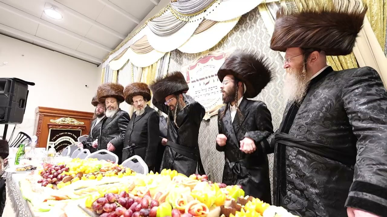 כ"ק מרן האדמו"ר שליט"א בריקוד סוער במהלך שמחת השבע ברכות המרכזיצילום: א. אייזנבך