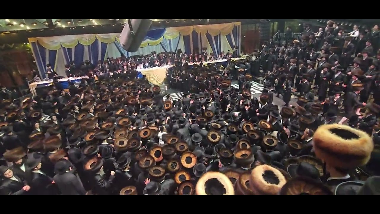 הקהל בריקוד  קדצקע סוער במהלך שמחת החתונה לבן כ"ק מרן האדמו"ר שליט"א