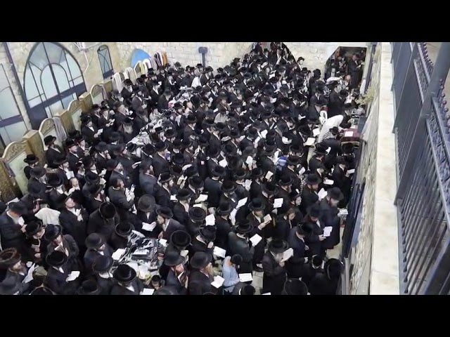יום ראשון של סליחות תשפ"ה בחצר קבר הרשבי במירון