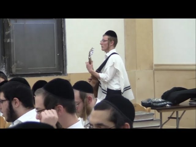 R' Yoel Roth Sings "RIBON HAOLUMIM" with talmidim