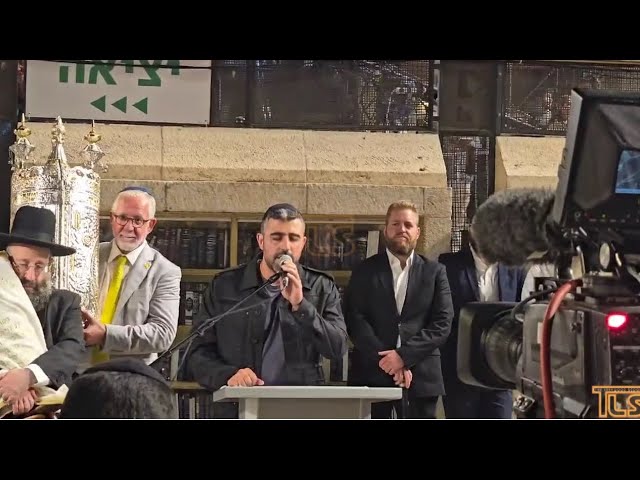 Ishay Ribo singing at a Hachnosas Sefer Torah at Kosel in memory of the 10/7 victims