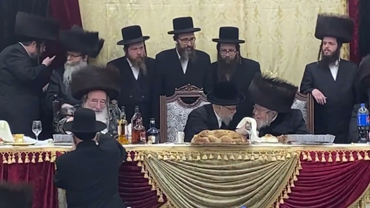 כ"ק אדמו"ר מסעריט וויזניץ שליט"א איז זיך משתתף בשמחת השבע בבית קרעטשניף - ספינקא דונילו
