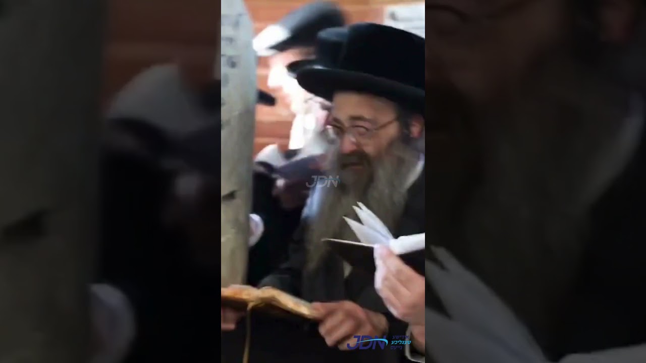 הגה"צ אב"ד סאטמאר מאנסי איז מתפלל ביים ציון זקינו הרה"ק רבי ישעי'לע קערעסטירער זי"ע אויפן יארצייט