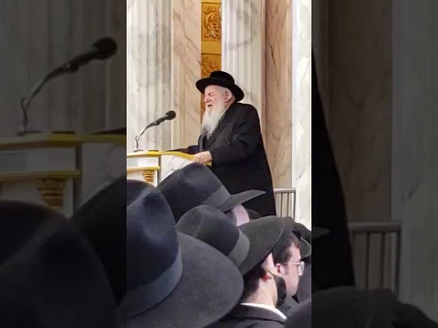 Novominsker Rebbe ztz"l at the Levaya of Harav Avrohom Chaim Levine ztz"l