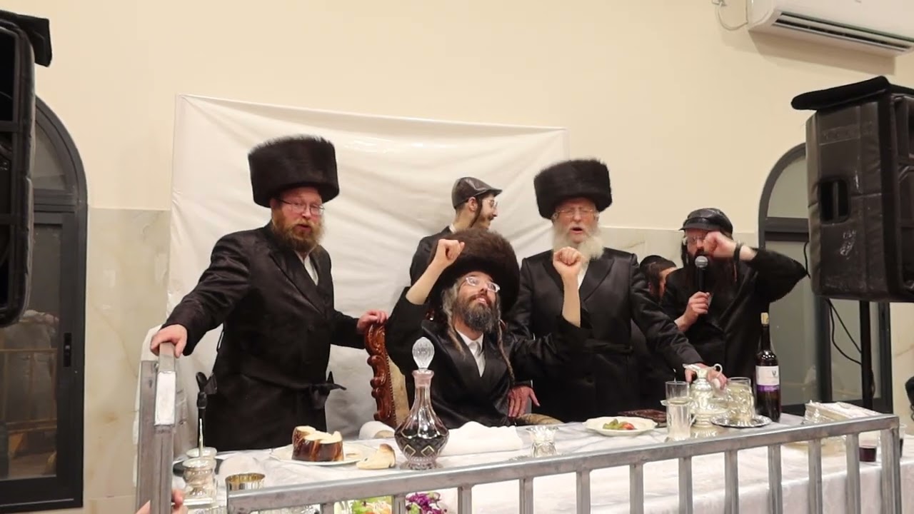 הקהל בשירת יבטלללל בטיש פורים דפרזין בביתר עילית