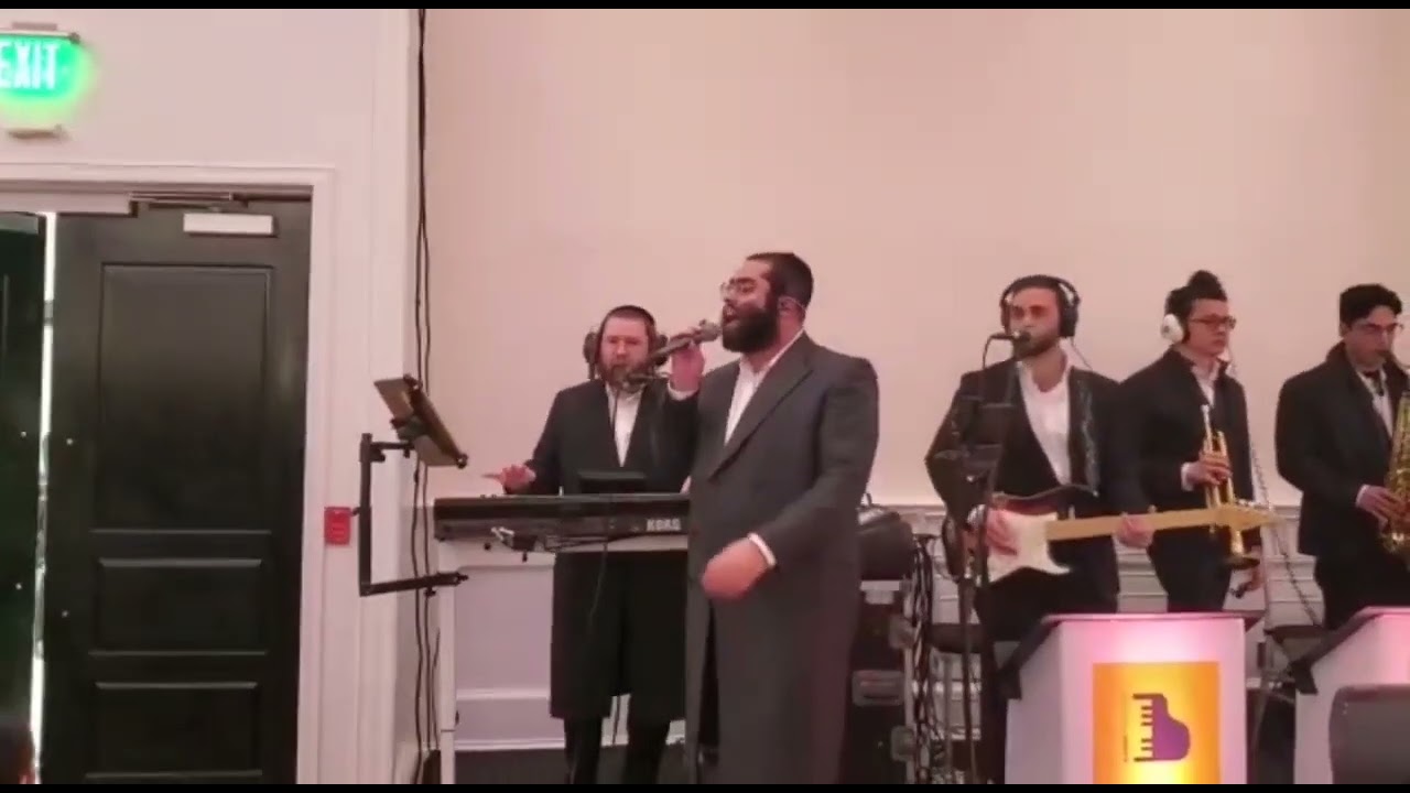 שמעיה פישר עם הקלידן אברומי ברקו במחרוזת שמחה