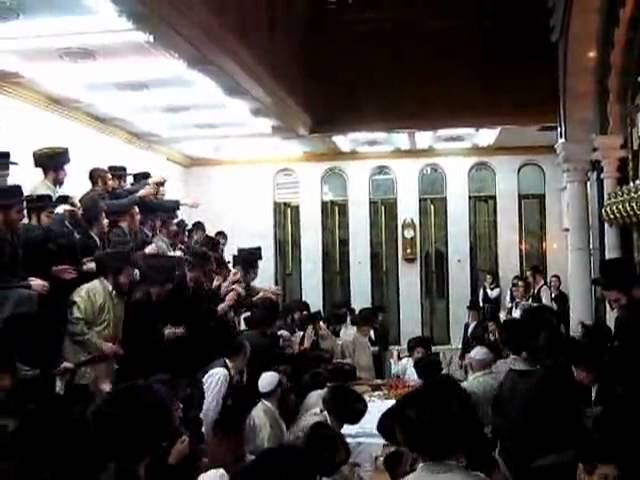 Neilas Hachag Tish Sukkos 5773 In Shomrei Emunim Yerushalyim Incl. Apple Throwing