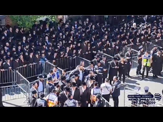 Skver B”P Rebbe Arriving To The Levaya Of Skulener Rebbe Z”L | אדמו”ר מסקווירא בלווית אדמו”ר מסקולען