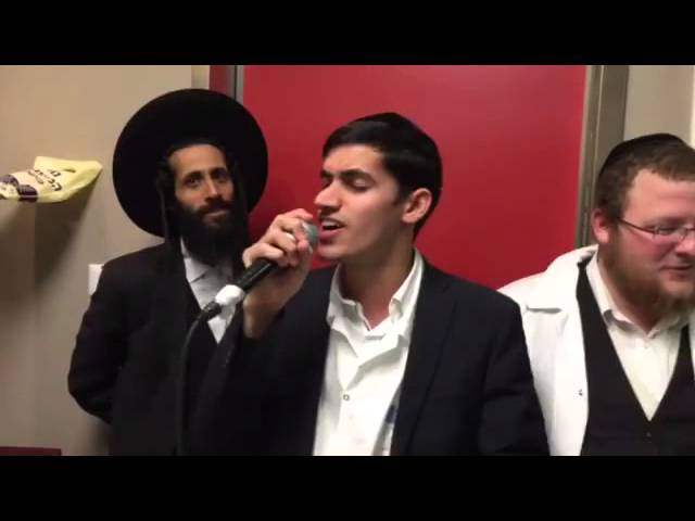 אסור לפספס! הזמר מידד טסה הצטרף למתנדבי 'סעד ומרפא' • צפו במידד מחקה את אברהם פריד