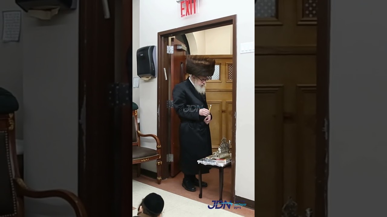 האדמו"ר מקאסאני ביי הדלקת נרות חנוכה