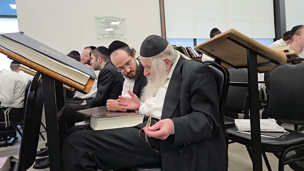 The Rosh Yeshiva, Rav Dovid Schustal during 1st Seder in BMG (Beth Medrash Govoha)
