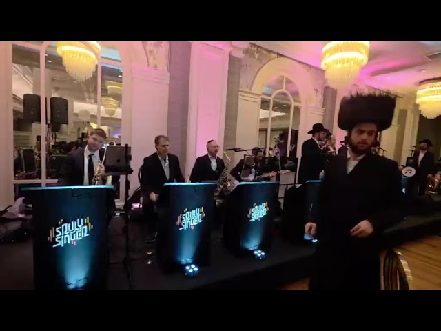 Sruly Singer 🎹 Kalmey Schwartz 🎤 Tnuah Choir