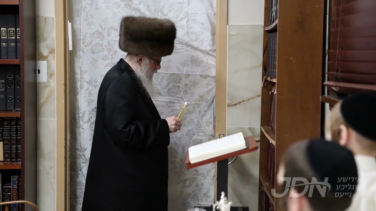 האדמו"ר מפאלטישאן ביי הדלקת נרות חנוכה - זאת חנוכה
