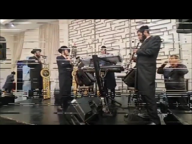 שוכי גולדשטיין עם מקהלת נרננה עם הקלידן מושי מנדלסון ועל הקלרינט אברהם בלטי