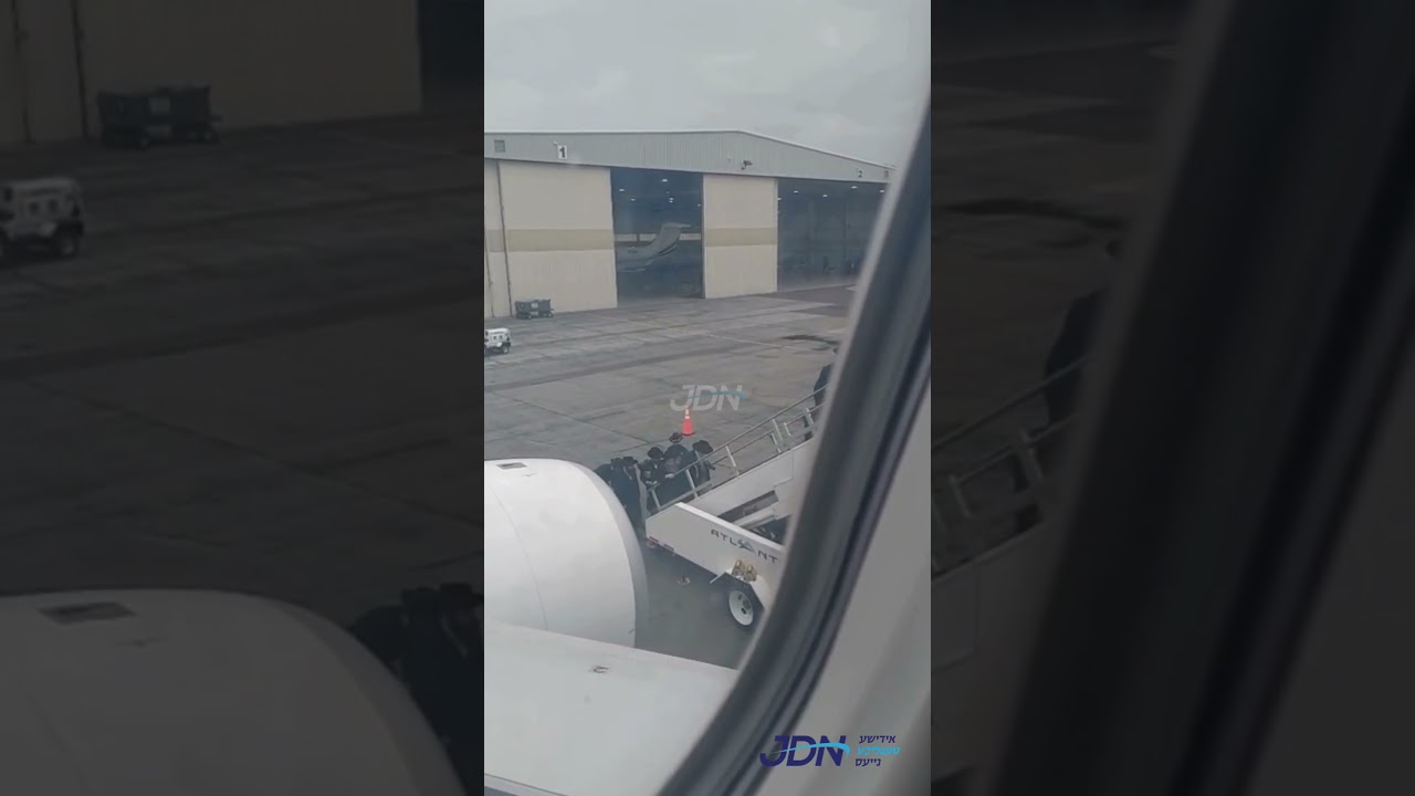 האדמו"ר מסאטמאר ביים אויפשטייגן אויפן פליגער צום מסע הקודש בוני המלוכה קיין אייראפע.
