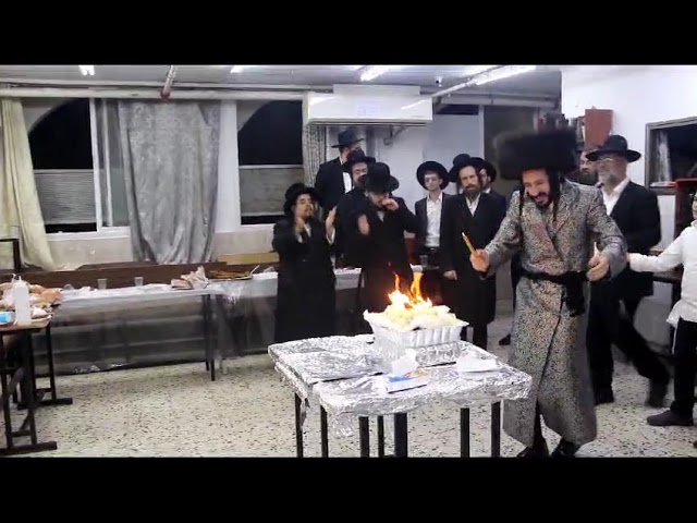 מעמד שריפת הפתילות וטיש זאת חנוכה בחצה"ק מבקשי השם