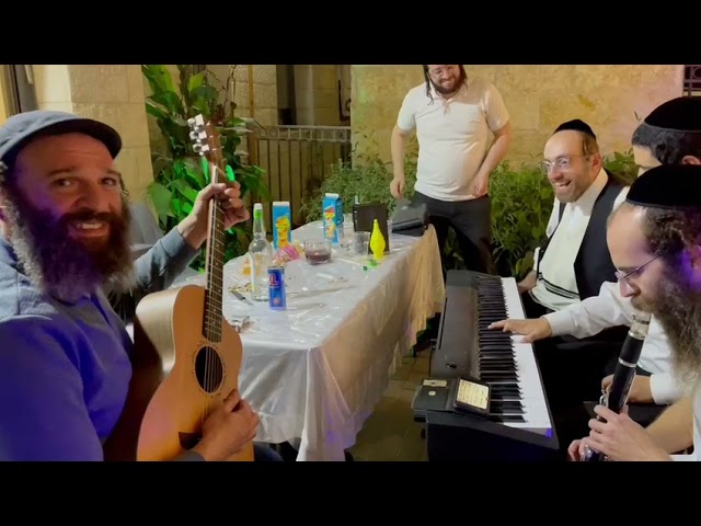 מפגש מוזיקאים בחצר האולפן