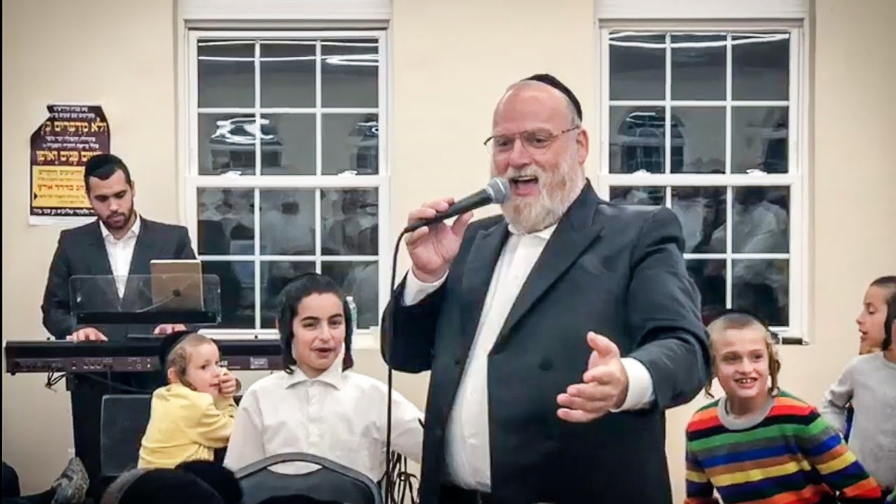 Michoel Schnitzler takes "Boche" to the next level!|מיכאל שניצלער "באכע" בשמחת בית השואבה