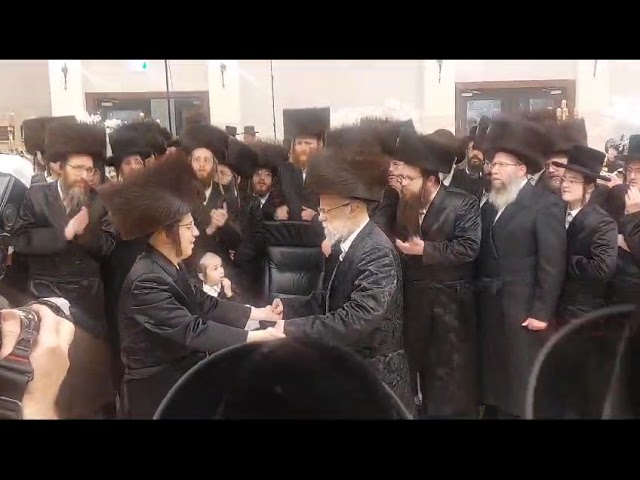 האדמו"ר מסערט ויז'ניץ שליט"א בריקוד בשמחת נישואי בן א' מחסידיו