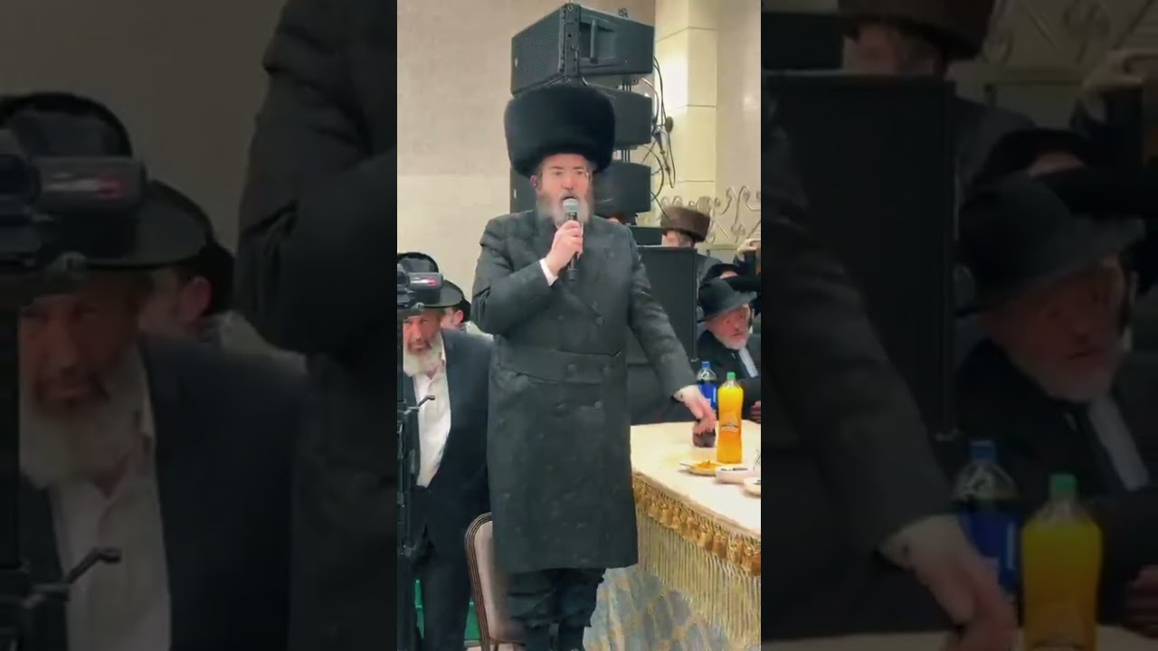 מתפללים לישועה בראשות מרן ראש הישיבה רבי משה הלל הירש שליט"א, בשבע ברכות לבנו של ראש כולל בית הלל.