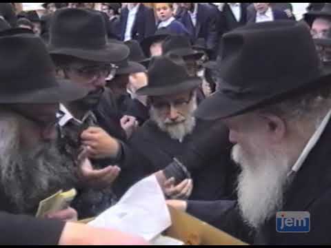 Raw Footage: Eve of Yom Kippur, 1989 (5750) | Highlights from 770