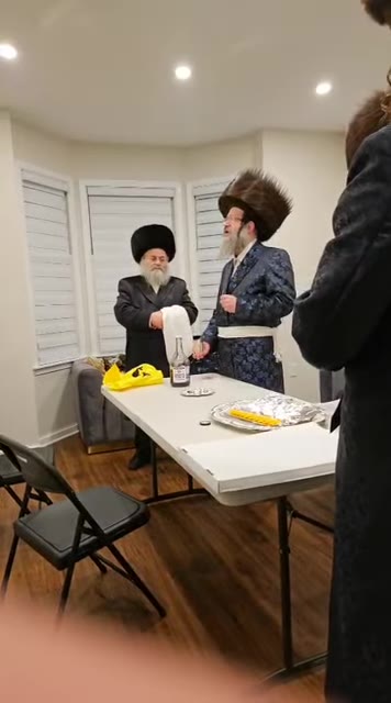 Bitchkov Rebbe making Havdala in Boro Park