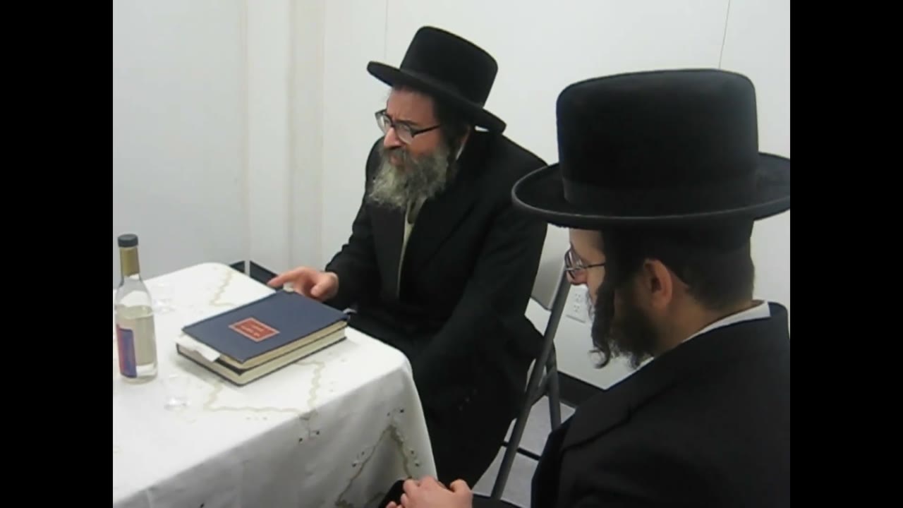כ"ק אדמו"ר מסקולען מאנסי שליט"א שר שיר שאבא שלו אהב מאוד במעמד לחיים אחרי קביעת מזוזה עם ראשי הקהילה