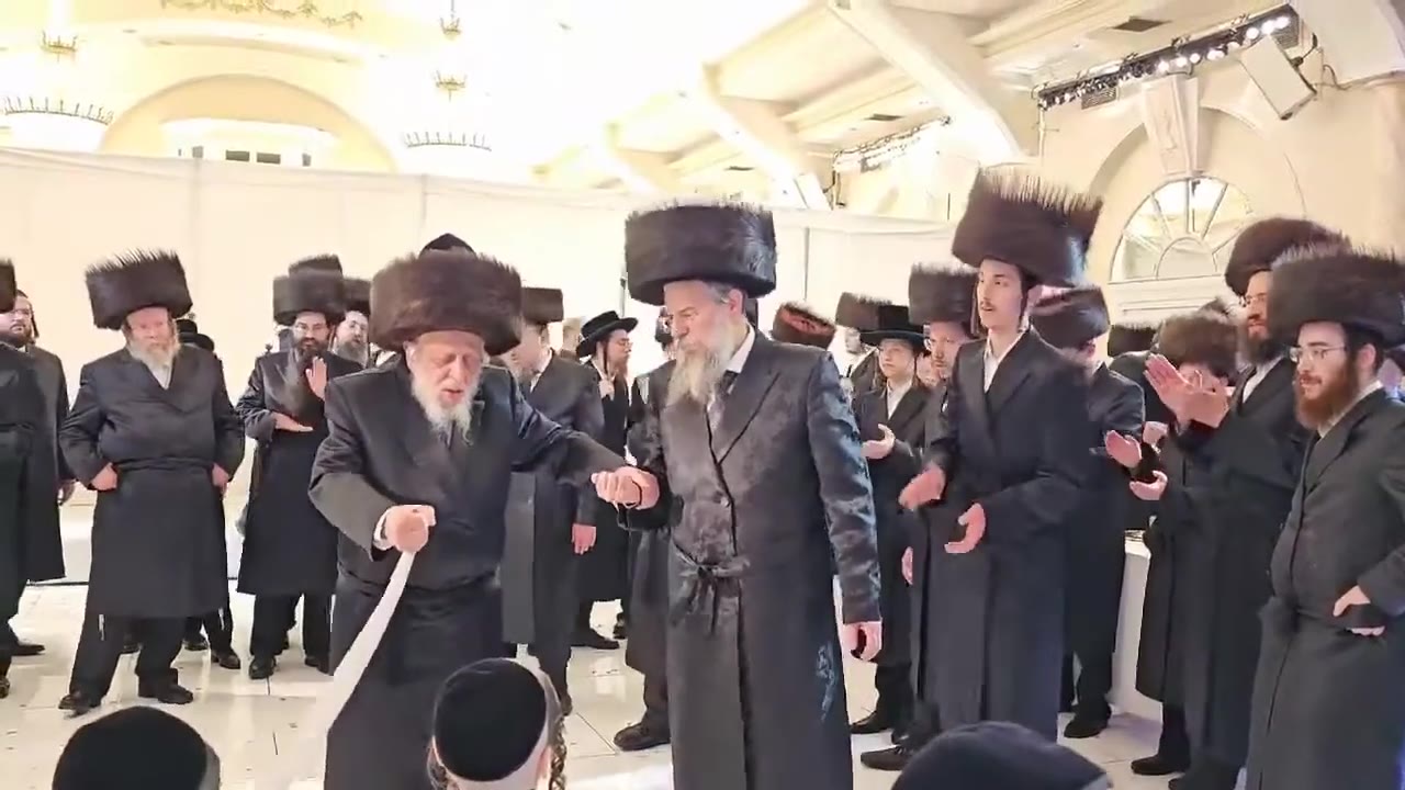 האדמו"ר מקאפיטשיניץ בריקוד מצוה טאנץ בשמחת נישואי נכדו בלונדון - י"ט אדר א' תשפ"ד
