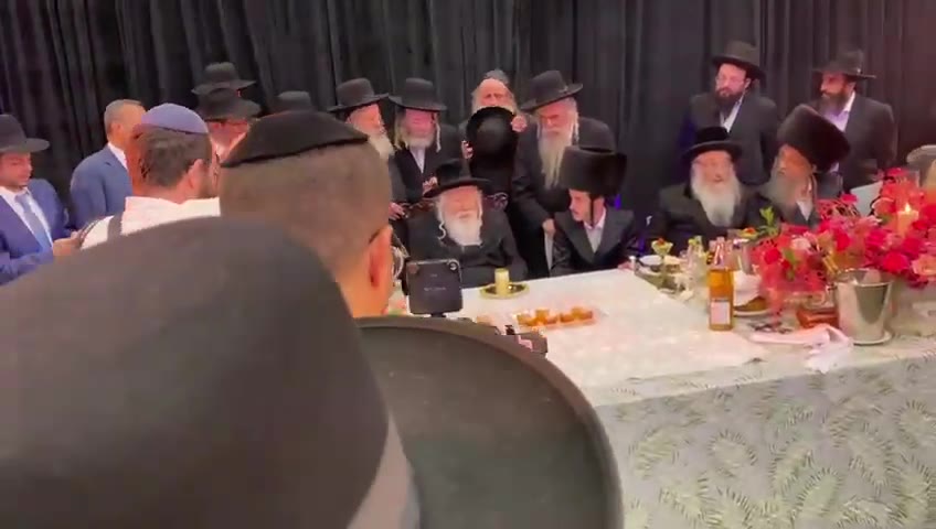 כ"ק אדמו"ר מגור שליט"א איז זיך משתתף ביי א שמחה בבית הרה"ג רבי מנחם מענדל פומעראנץ שליט"א
