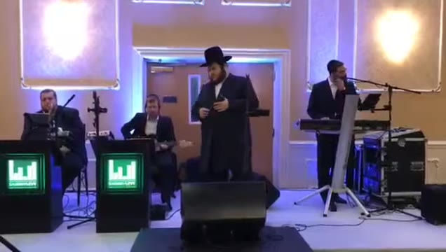 לוי פאלקוביץ׳ עם תזמורת של שימי לוי בביצוע מרגש ״ווען א פאטער אין וואלד זיכט זיינע קינדער״