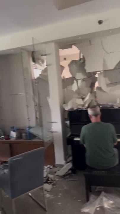 Amid the Rubble of a Missile Attack, Jews Lift Their Voices in Song Display of Emunah and Hope