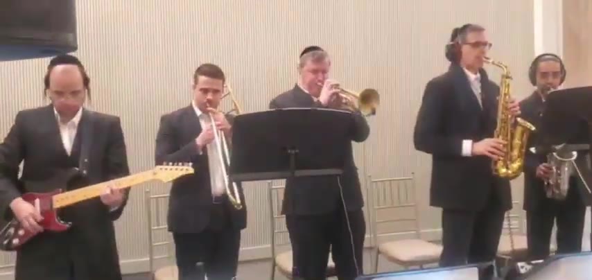 האחים ברקו בחתונה אנרגטית ומקפיצה עם מקהלת שירה