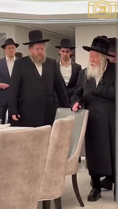 כ"ק אדמו"ר מגור שליט"א בכתיבת אותיות אין שטוב פון הנגיד ר' אהרן ציטרין אין ירושלים