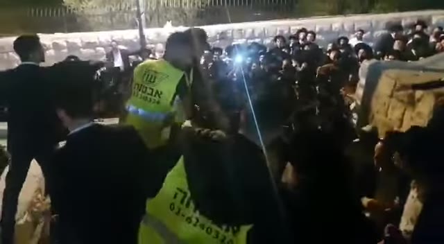 טויזענטער אידן ביים ארויפגיין צום ציון פונעם הייליגן אור החיים הקדוש היינט ביומא דהילולא