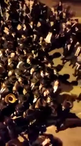 טויזענטער ביים ווינטשן א גוט יו״ט פאר מרן שר התורה הגר״ח קנייבסקי