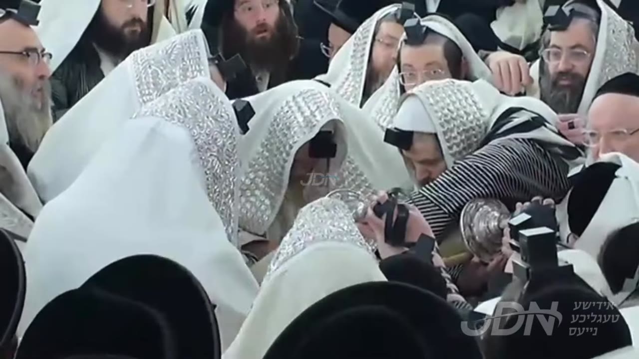 האדמו"ר מתולדות אברהם יצחק עולה אויפן ס"ת פון בעש"ט הק' זי"ע און באזוך ביי האדמו"ר ממחנובקה בעלזא